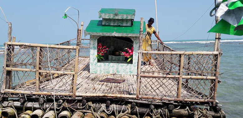கரை ஒதுங்கிய மூங்கில் படகு