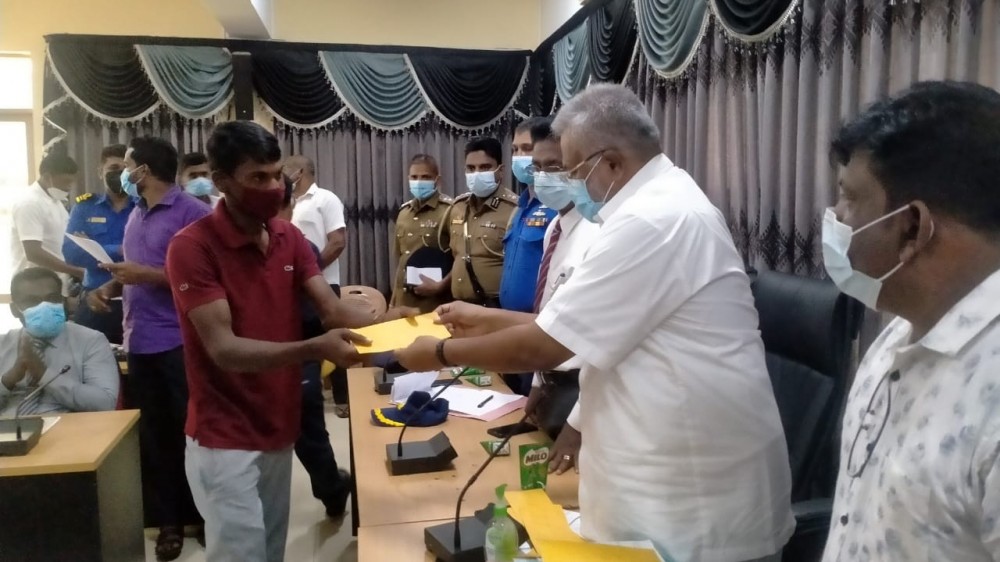 கடற்றொழிலாளரின் குடும்பத்திற்கு 10 இலட்சம் ரூபாய் நஸ்டஈடு வழங்கிய அமைச்சர்