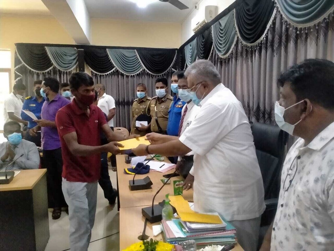 கடற்றொழிலாளரின் குடும்பத்திற்கு 10 இலட்சம் ரூபாய் நஸ்டஈடு வழங்கிய அமைச்சர்