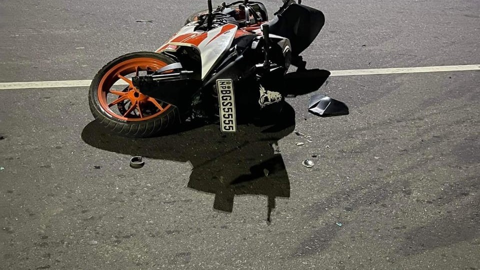 அட்டூழியக்  கும்பலுக்கு  எதிராக மோட்டார் சைக்கிள் செய்த குற்றம்தான் என்ன?