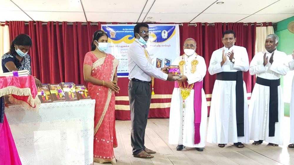 தமிழ் நேசன் அடிகளாரின் 'மன்னார் மாதோட்டப் புலவர்கள் கலைஞர்கள்' நூல் வெளியீடு