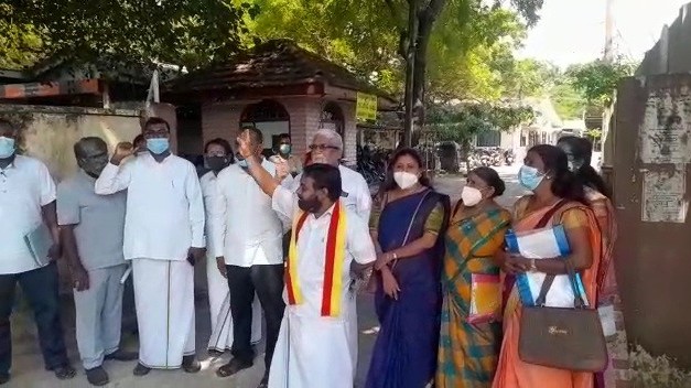 முதல்வர் வி. மணிவண்ணனுக்கு எதிராக போராட்டம்