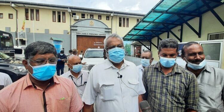 இலங்கை கடற்றொழிலாளர் எதிர்கொள்ளும் வாழ்வாதார அச்சுறுத்தல்களை  தமிழக உறவுகள் புரிந்து கொள்ள வேண்டும் -  அமைச்சர் டக்ளஸ்