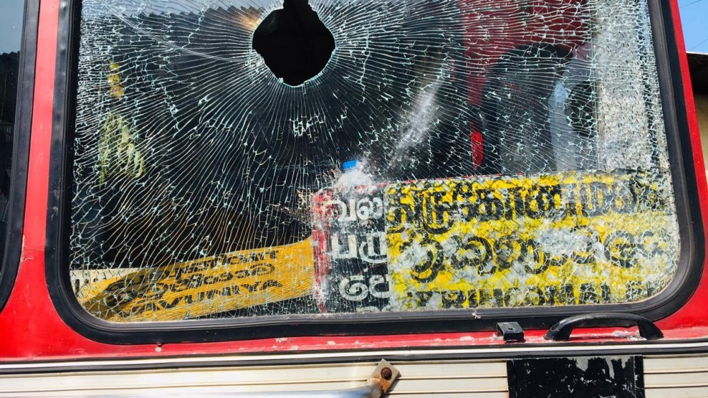 இ. போ. ச. பேருந்து மீது கல்வீச்சு