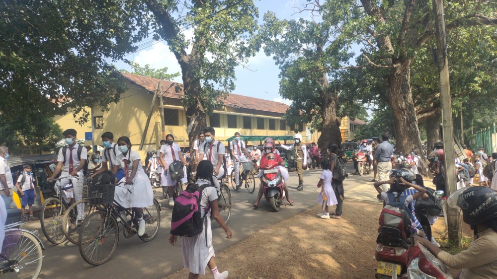 மாணவர்களின் பாதுகாப்பே முக்கியமானது. நெரிசலைத் தவிரக்கக் கோரிக்கை.