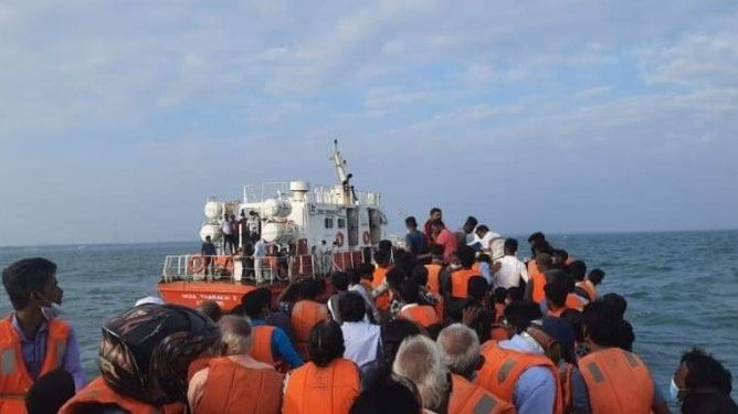 பாரிய அசம்பாவிதத்திலிருந்து தப்பிய படகு