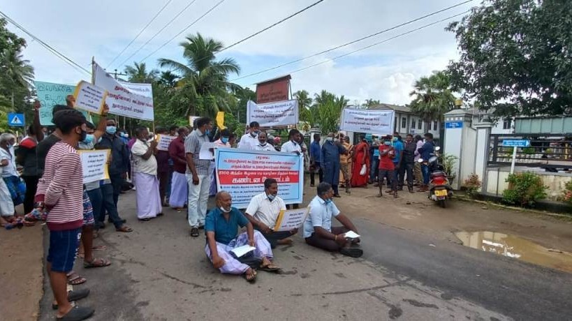 வீதியை மறித்து போராட்டம்