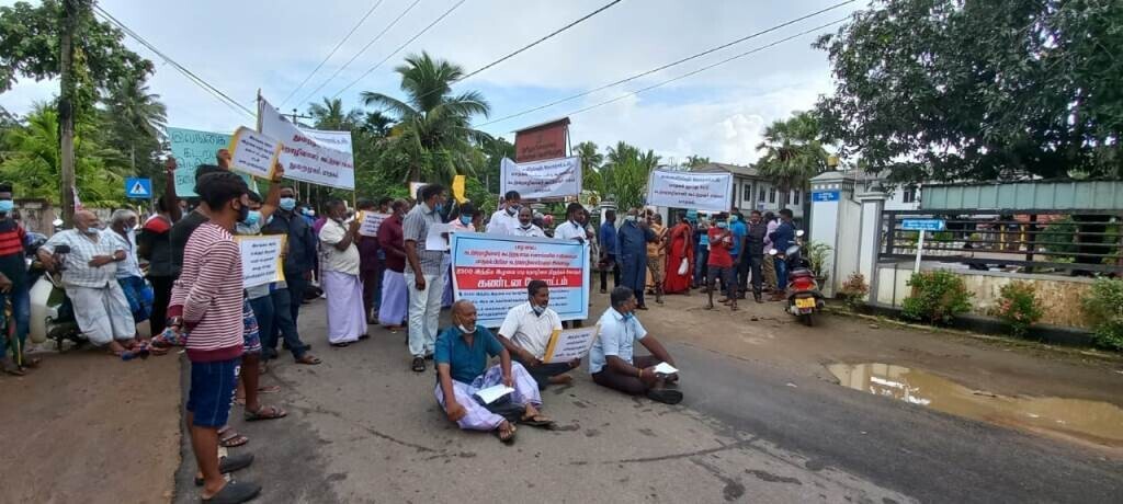 வீதியை மறித்து போராட்டம்