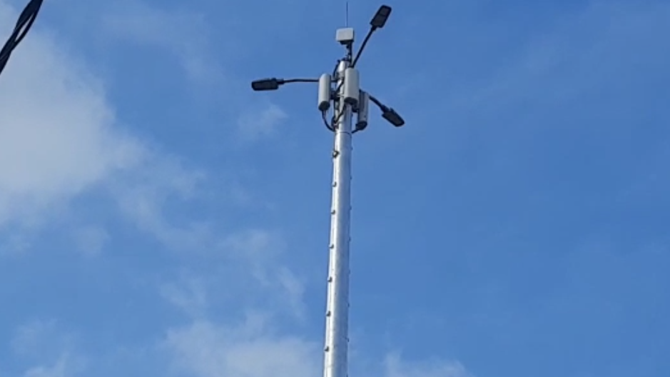 அனுமதியற்ற தனியார் தொலைத் தொடர்பு நிறுவனத்தின் லாம்போல்கள்