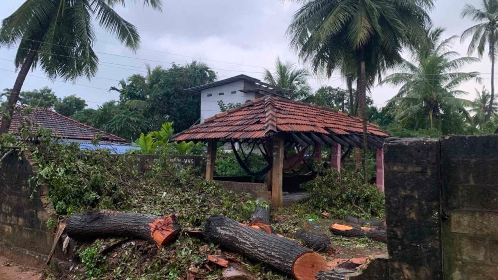 கரணவாய் பகுதியில் மினி சூறாவளி