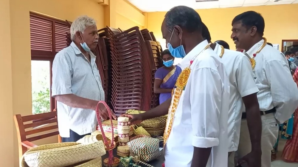 சான்றிதழ்களும் கண்காட்சியும்