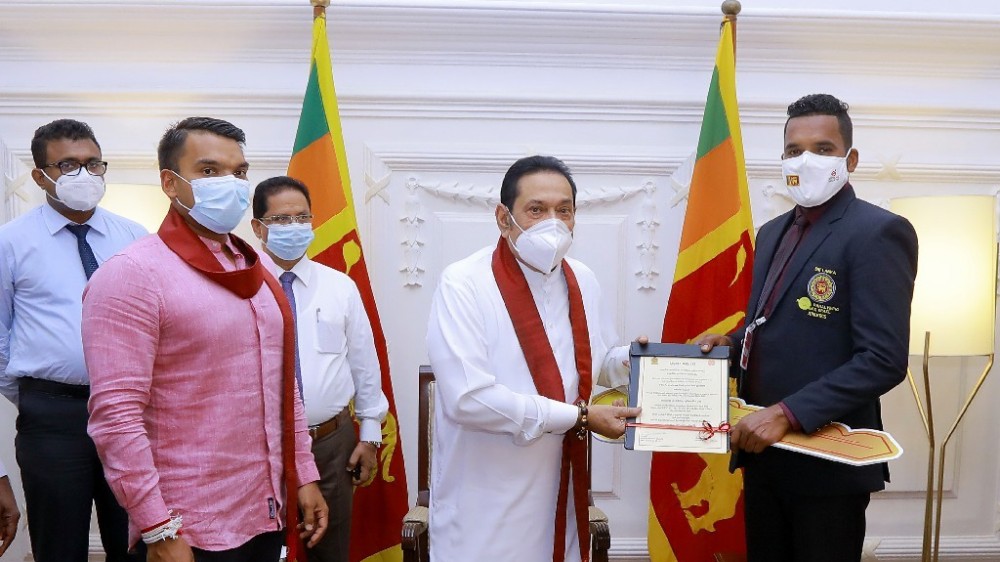 தங்கப் பதக்கம் வென்ற தினேஷ் பிரியந்த ஹேரத்திற்கு  பிரதமரினால் வீடு அன்பளிப்பு