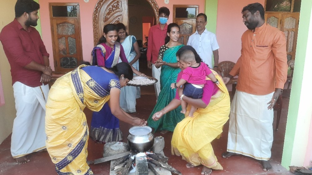 வறுமை கோட்டுக்குள் வாழும் பயனாளிகளுக்கு உலர் உணவு பொதிகள்