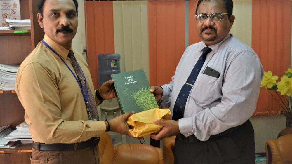 100 சிறுகதைகள் நூல் வழங்கல்