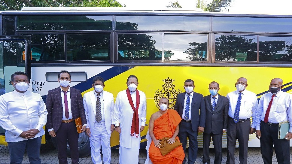 பிரதமரின் தலைமையில் கொழும்பு றோயல் கல்லூரிக்கு புதிய பேருந்து