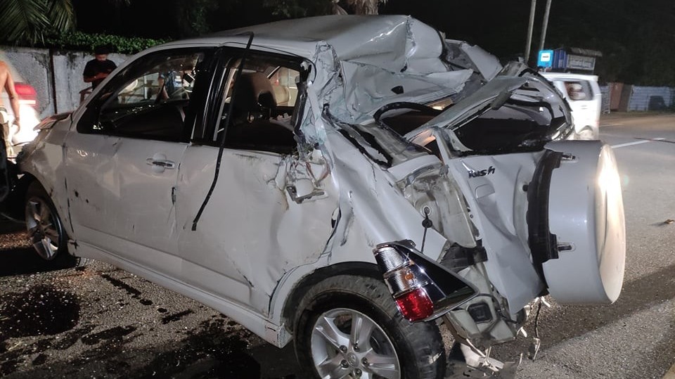 விபத்துக்குள்ளான மருத்துவர்கள் பயணித்த கார்