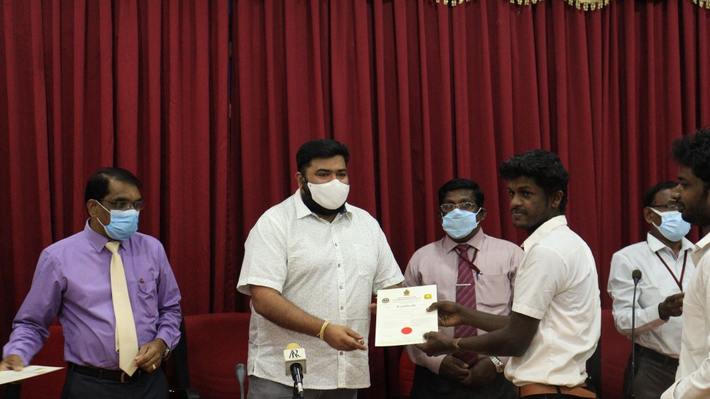 வறுமைநிலையை தீர்க்க புதிய தொழிற்துறைகள் அவசியம் - அங்கஜன்