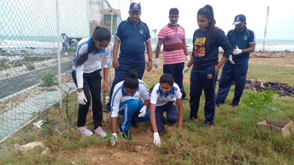 சிரமதானம் செய்த பருத்தித்துறை போலீஸ்