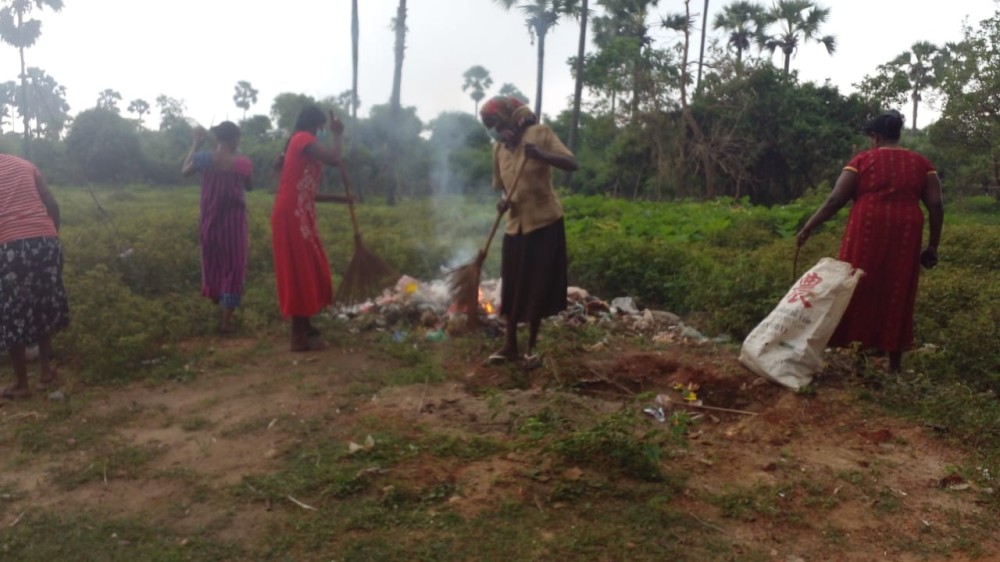 சங்கானை கிழக்கு கராச்சி பொது மயானம் பொதுமக்கள் மற்றும் பாதுகாப்பு தரப்பினரது ஒத்துழைப்புடன் சிரமதானம்!