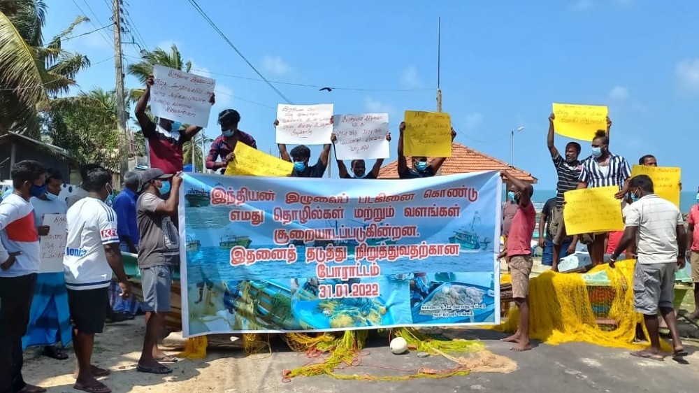 இந்திய மீனவர்களின் அநாகரிக நடவடிக்கைகளைக் கண்டித்து மீனவர்  போராட்டம்