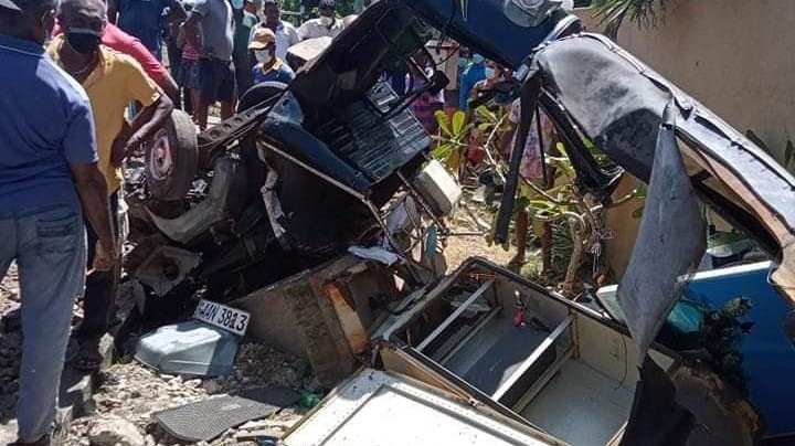 ரயில்  ஓட்டோ மோதியதில் நால்வர் பலி