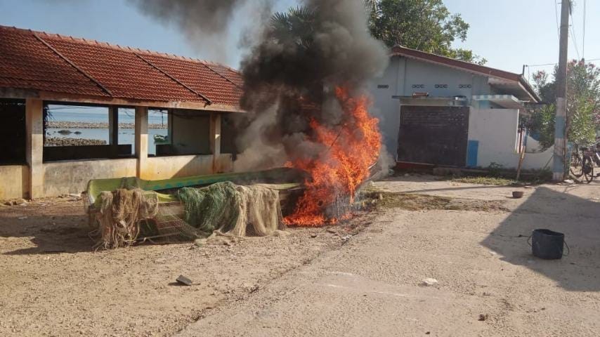 இந்திய மீனவர்களின் தொடர் தொல்லைகளால் விரக்தியுற்றவர் தனது வலை படகுதனைத் தீக்கிரையாகின மீனவர்