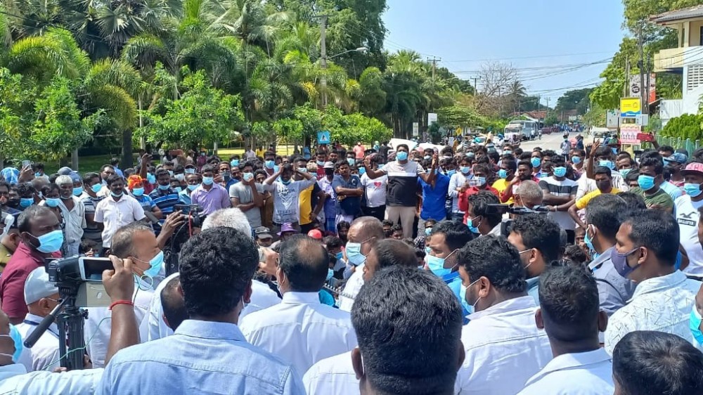 யாழ். செயலகத்தை முற்றுகையிட்ட மீனவர்கள்