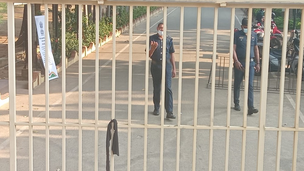 கறுப்புக்கொடியைத் தாங்கி துக்கத்தை வெளிப்படுத்திய பல்கலைக்கழக நுழைவாயில்