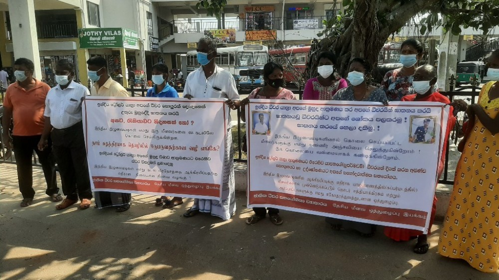 மீனவ கொலையை கண்டித்து மன்னார் மீனவ அமைப்பு பிரதிநிதிகள் கவனயீர்ப்பு போராட்டம்