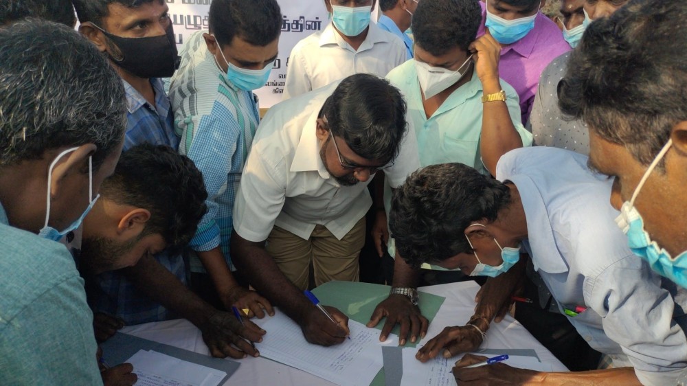 கை எழுத்திட்டு பயங்கரவாதச் சட்டதை நீக்கக் கோரி போராடும் மக்கள்