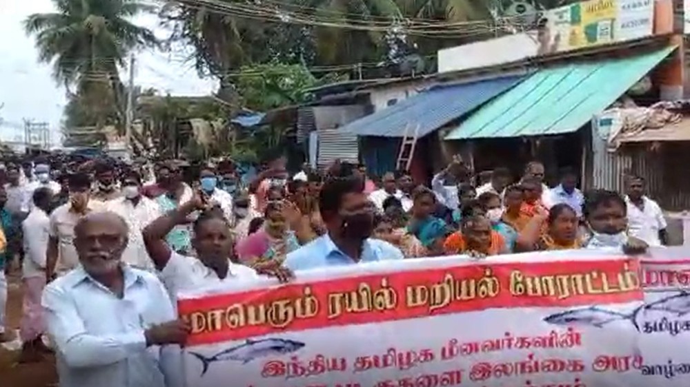 ராமேஸ்வரத்தில் மீனவர்கள் திட்டமிட்டபடி  ரயிலை  மறித்து  போராட்டம்