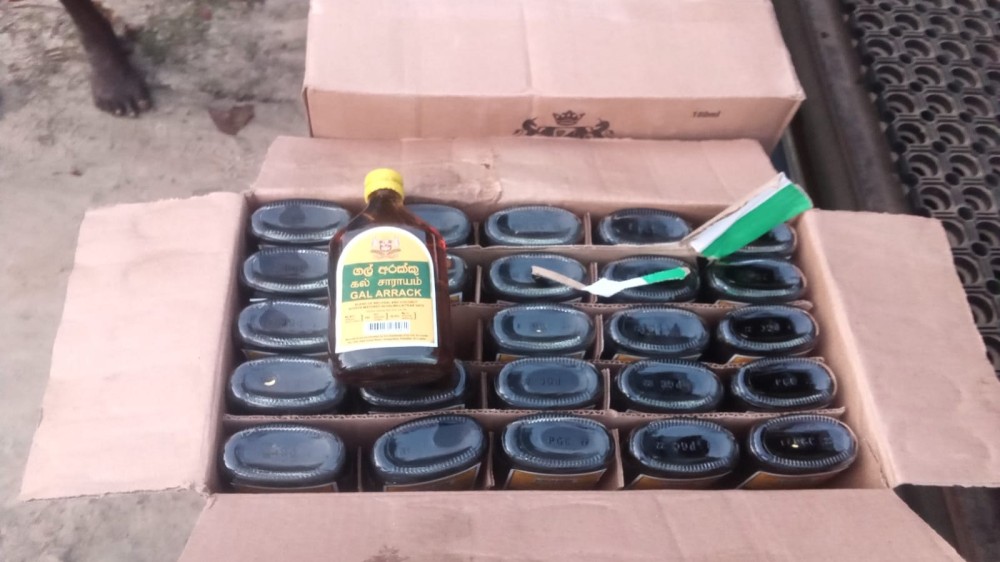 125 கால் சாராயப் போத்தல்களுடன் 64 வயது நபர் கைது