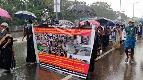 கொட்டும் மழையிலும் வலிந்து காணாமல் ஆக்கப்பட்டவர்களைத் தேடும் உறவுகள்