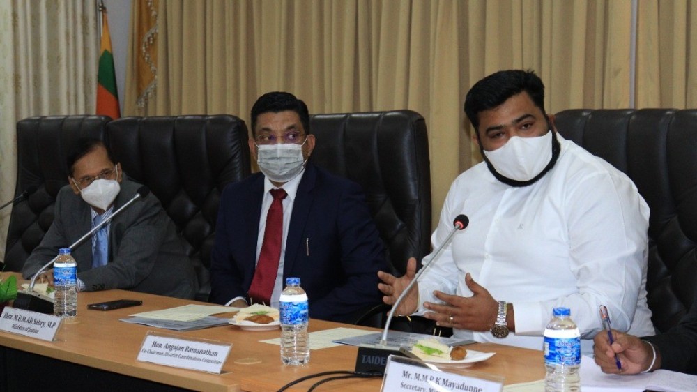 தமிழ் பாராளுமன்ற உறுப்பினர்களின் ஜனாதிபதி செயலகத்துக்கு முன்பான போராட்டம்