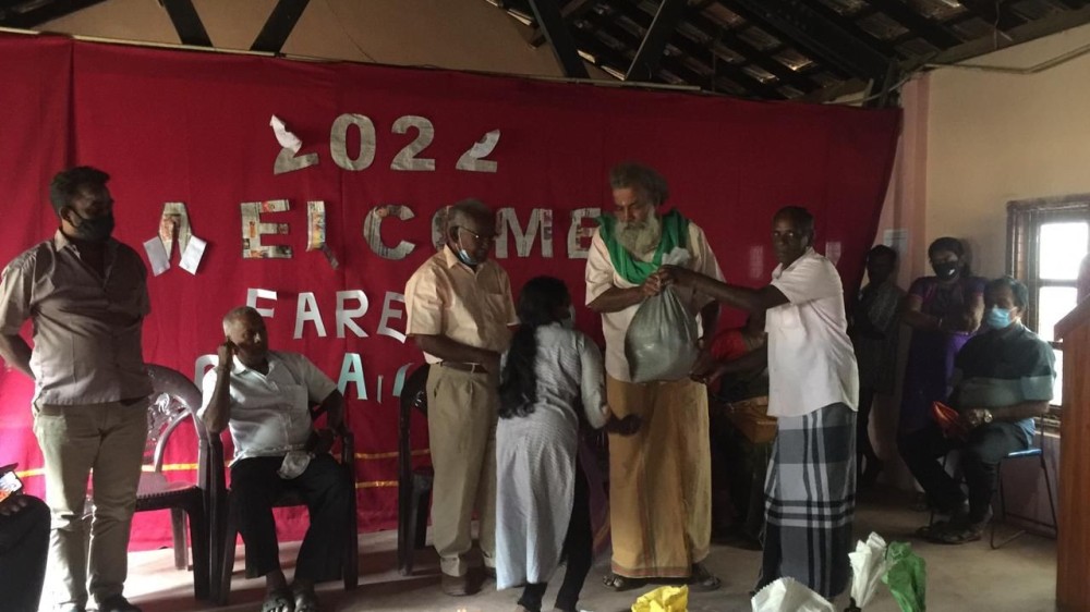 மலையக மக்களுக்கு 350000 ரூபா உணவுப் பொருள்களை வழங்கிய சந்நிதியான் ஆச்சிரமம்