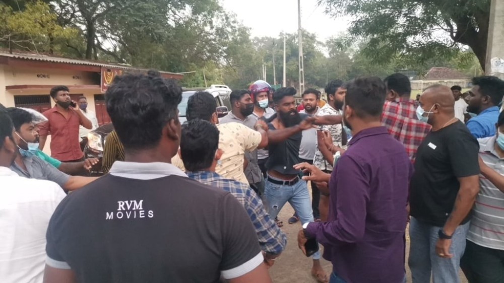 இரு குழுக்களிடையில் மோதல்