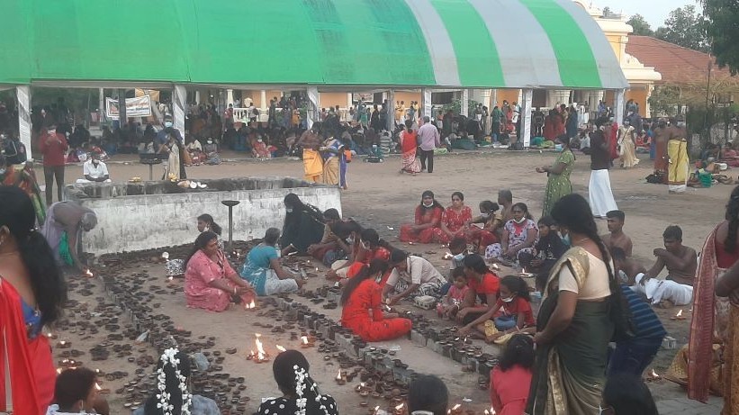 மன்னார் பாடல் தளமான தீருக்கேதீஸ்வரத்தில் பெருந்தொகையானோர் பாலாவியில் தீர்த்தமாடி தீர்த்த காவடி எடுத்ததனர்.