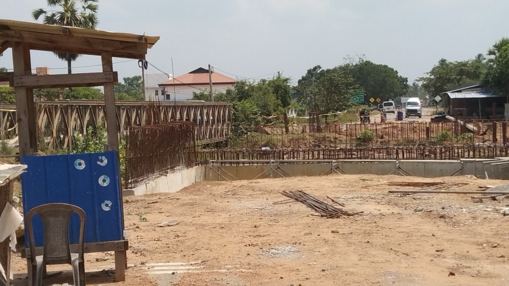 பாலத்தின் அபிவிருத்திக்கான ஒப்பந்தக்காலம் முடிந்தும் நிறைவடையாமையால் மக்கள் அதிர்ப்தி