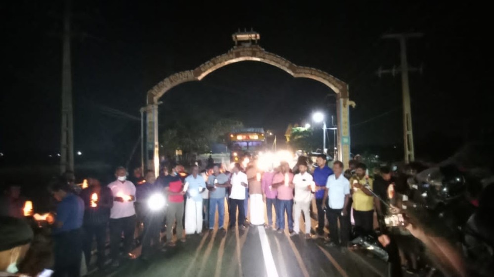 மின்சாரத் தடைக்கு எதிர்ப்பு தெரிவித்து போராட்டம்