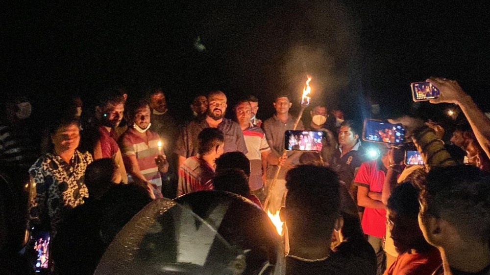 தீப்பந்தம் ஏந்தி போராட்டம்!