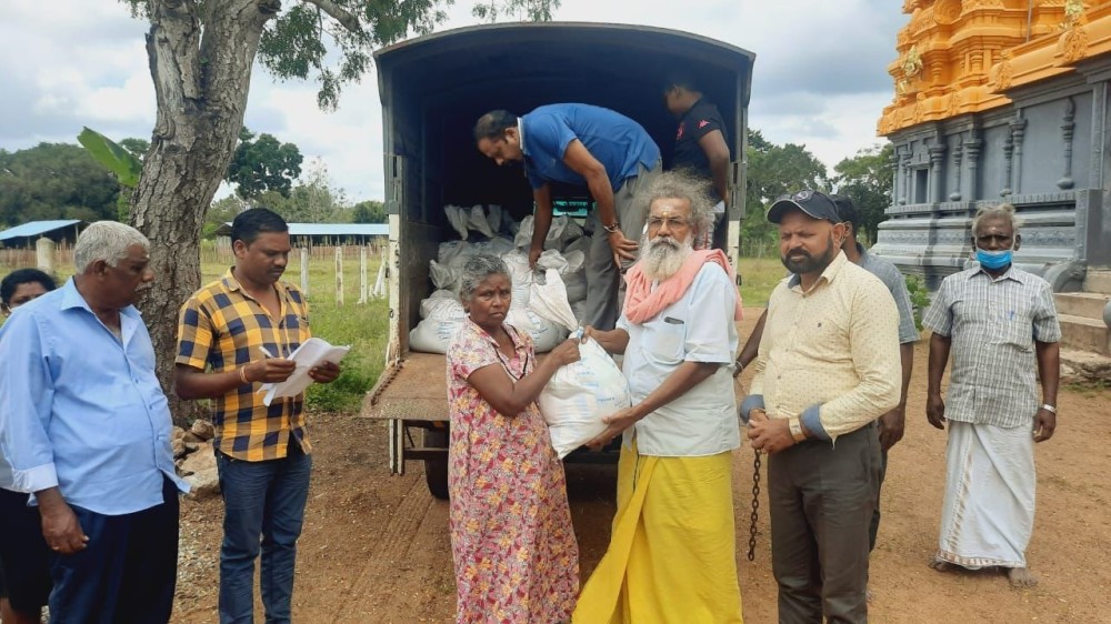 சந்நிதியான் ஆச்சிரமத்தால் உணவுப் பொருள்களும் நிதியும் வழங்கப்பட்டது