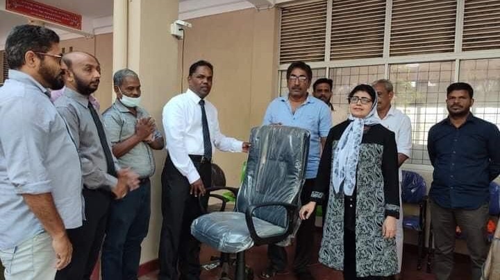 பாடசாலைக்கு பொருட்கள் அன்பளிப்பு