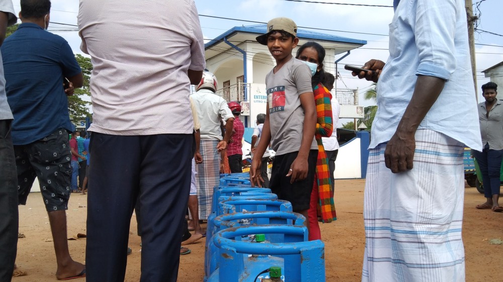 எரிவாயுக்காக வரிசையாய் கூடிய மக்கள்