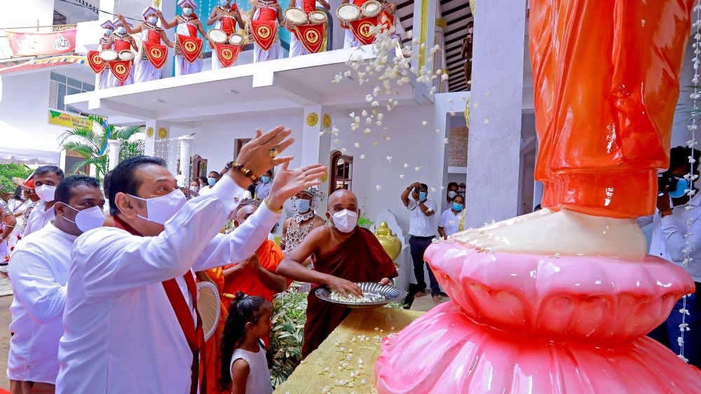 புதிய புத்தர் சிலைக்கு மலர் பூஜை செய்த பிரதமர்