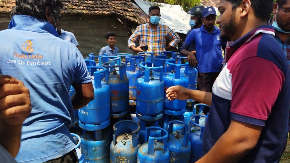 எரிவாயு சிலிண்டர்கள் பற்றாக்குறையிலும் கட்டுப்பாட்டு விலையில் விற்ற ஒசாகா லங்கா நிறுவனம்