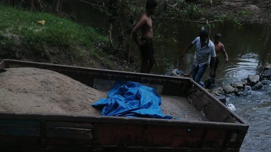 பறங்கியாற்றில் அனுமதியற்ற முறையில் மண் அகழ்ந்த இருவர் கைது. உழவு இயந்திரங்களும் கைப்பற்றப்பட்டது...!