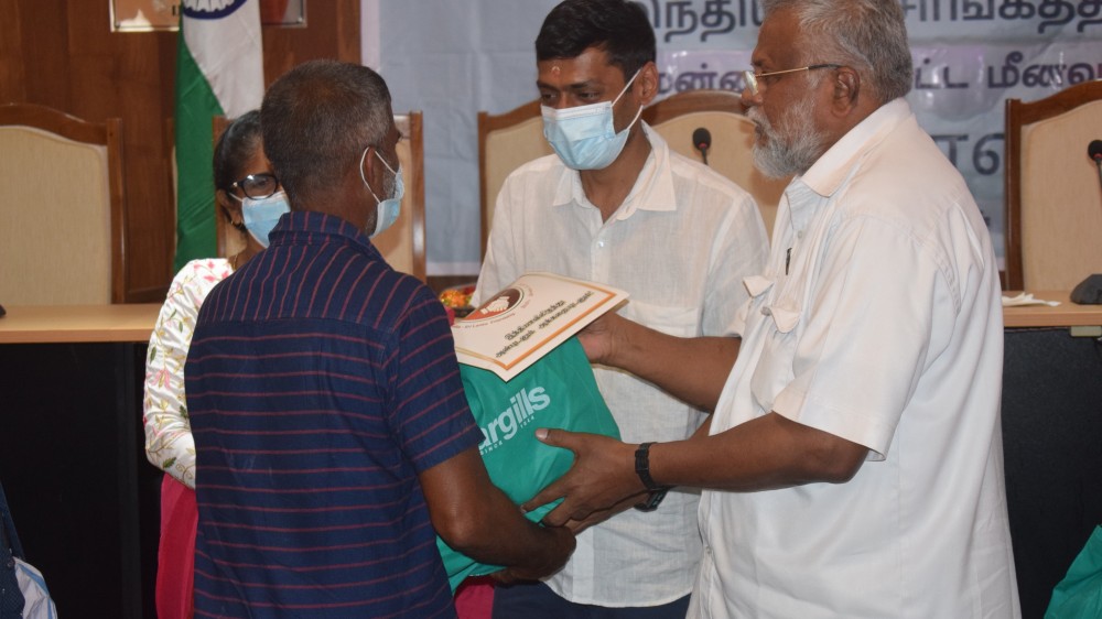 இந்திய அரசின் உதவியுடன் மன்னார் மீனவர்களுக்கு உலர் உணவு பொதிகள்