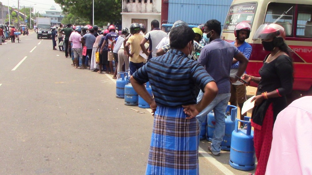 பருத்தித்துறையில் எரிவாயுவை பெற்றுக் கொள்வதற்கு மக்கள் நீண்ட வரிசையில்.....!