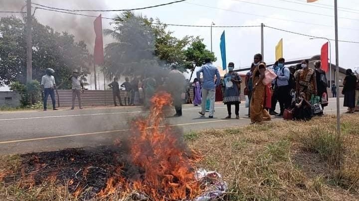 எதிர்ப்பை வெளிக்காட்ட எரிக்கப்பட்டன பதாதைகள்