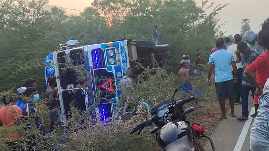 போட்டி போட்டோடிய பேருந்துகள் இரண்டும் மோதியதில் ஒருவர் மரணம்